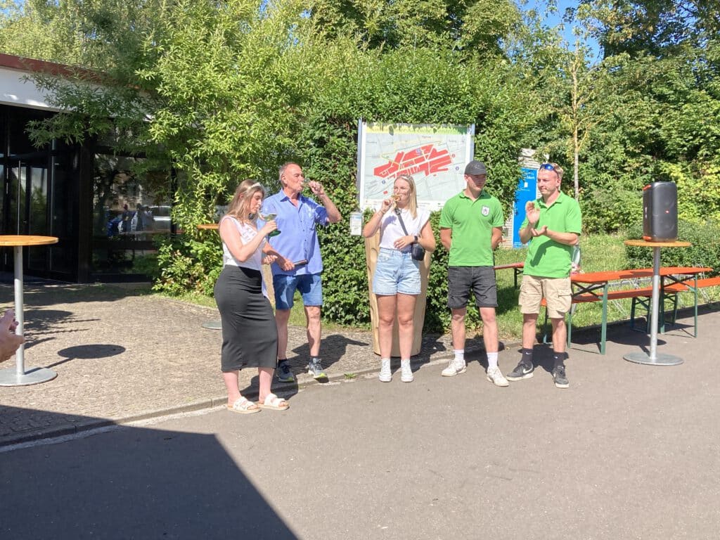 Eröffnung der Wanderstrecke durch die amtierende „Miss Käskuche“ Ellen Ritter